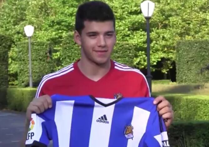 Gero Rulli posa con la camiseta de la Real a su llegada a la concentración de Ermelo.