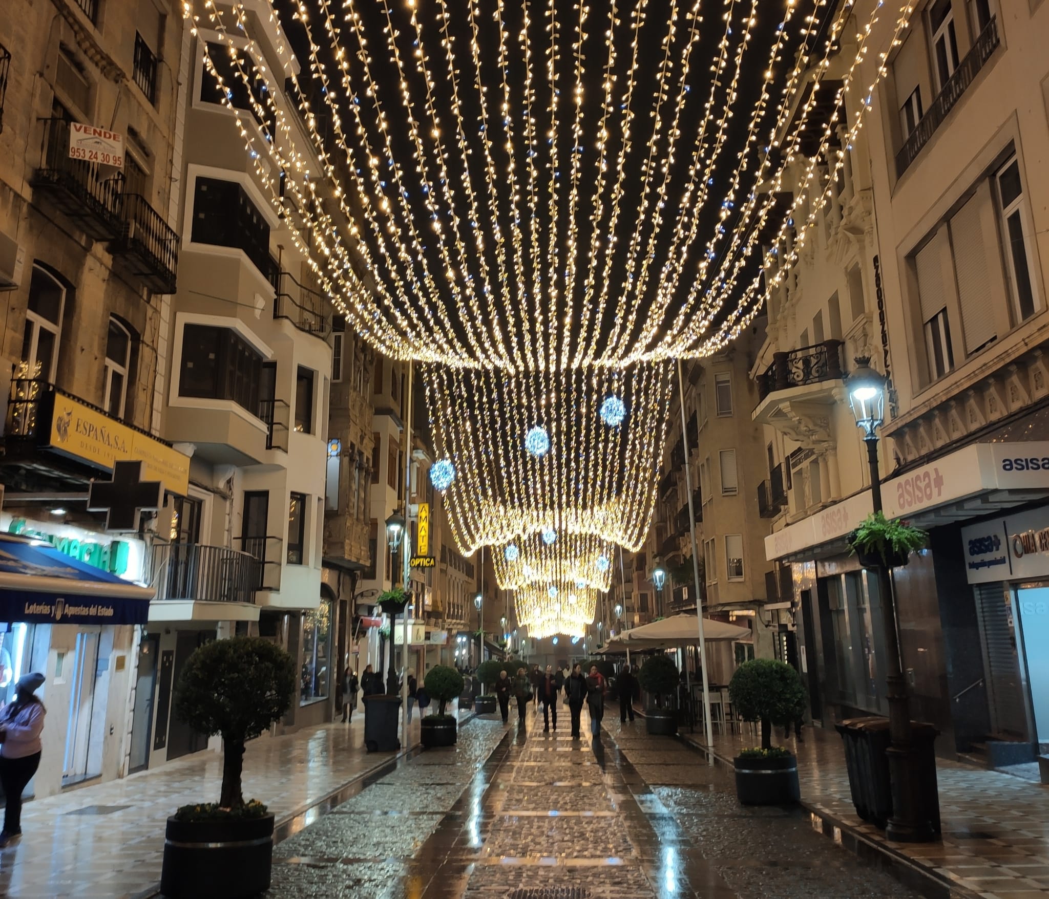 La calle Bernabé Soriano de Jaén capital durante un día lluvioso de Navidad