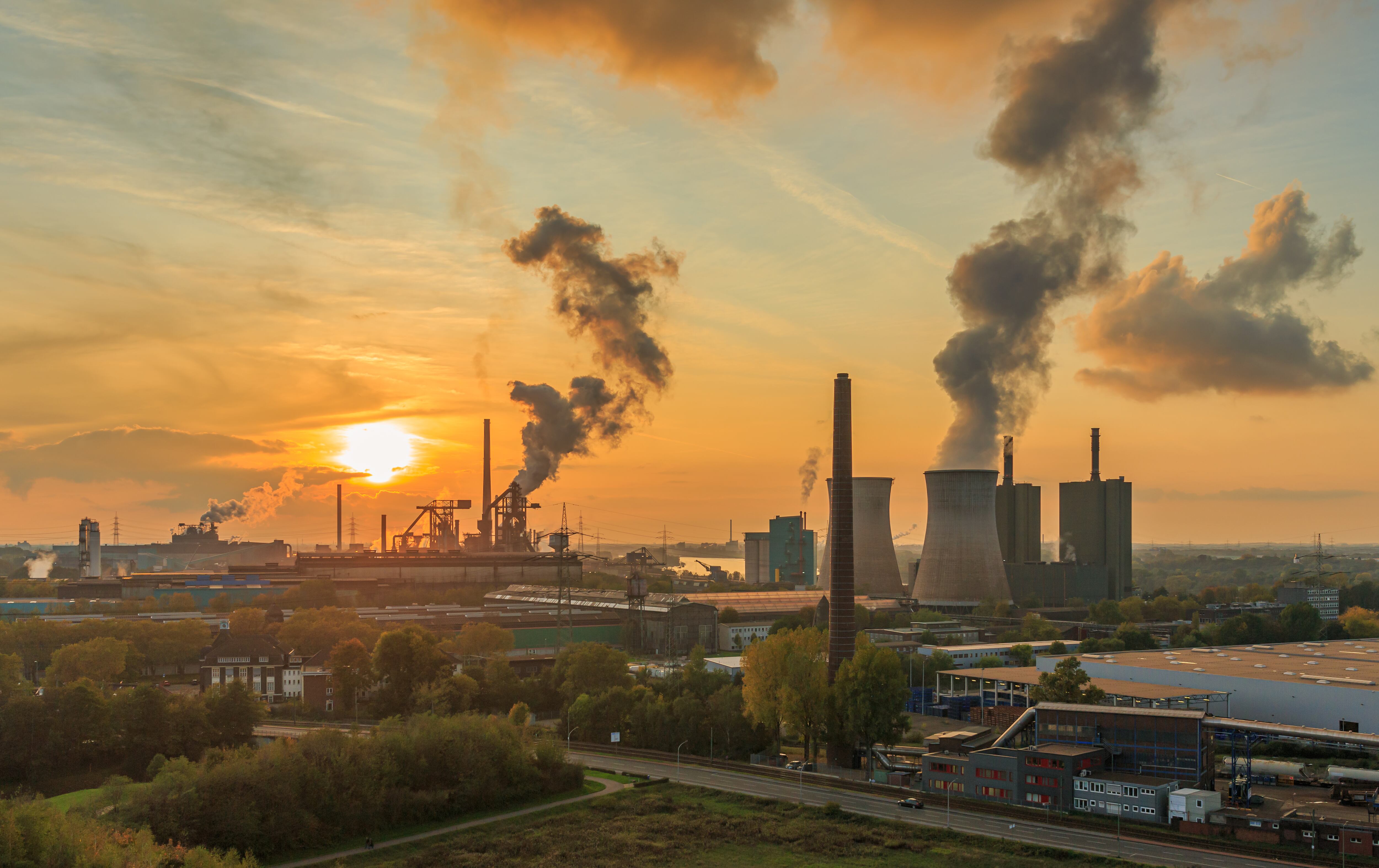 Varias fábricas emiten humo en Duisburgo (Alemania).