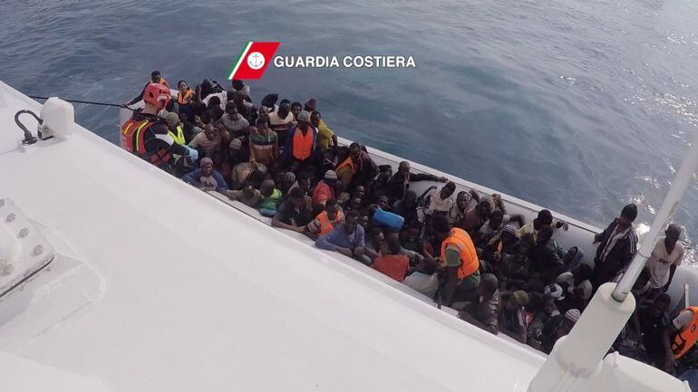 La Guardia Costera italiana rescata cerca de las costas de Sicilia a más de 3.500 inmigrantes. 