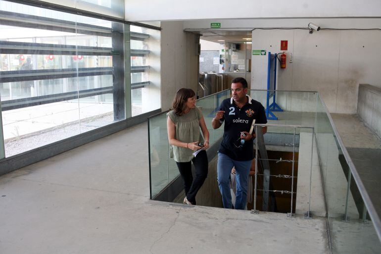 Laura Álvarez junto a Abraham Ceballos, director de deportes visitando el Palacio 
