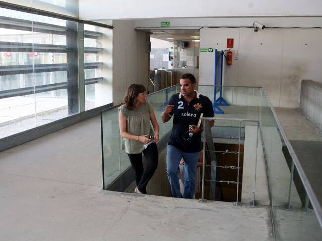 Laura Álvarez junto a Abraham Ceballos, director de deportes visitando el Palacio