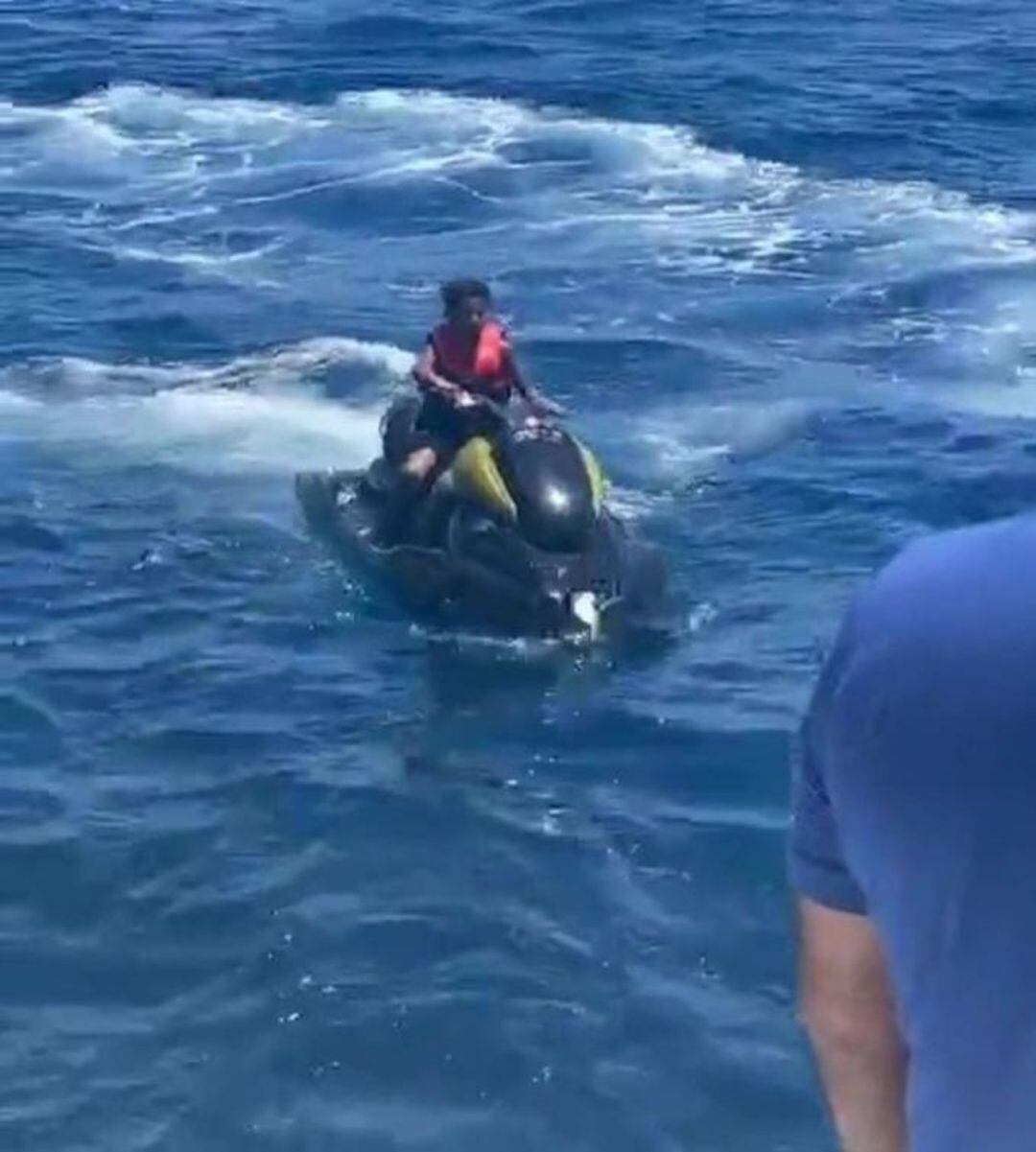 Captura del vídeo de Cristiano Ronaldo Jr. en una moto de agua