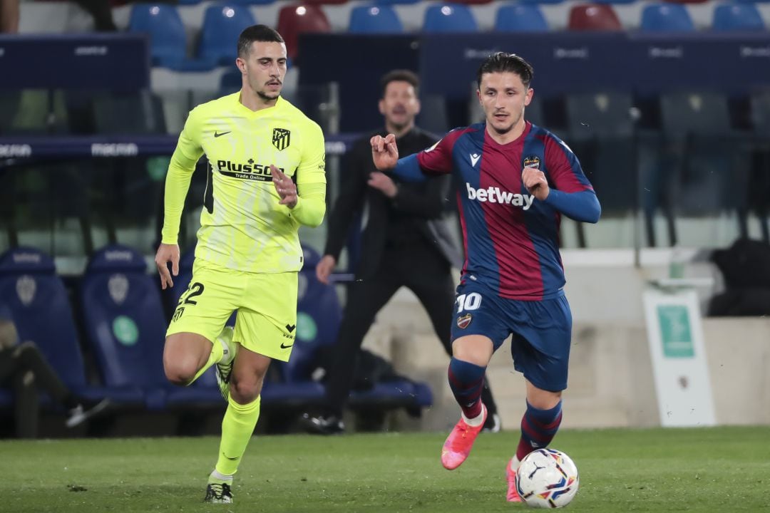 Bardhi y Mario Hermoso durante el partido en el Ciutat