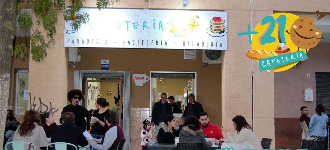 Imagen de la Cafetería + 21 en Sevilla Este, que ofrece su pan a los más necesitados
