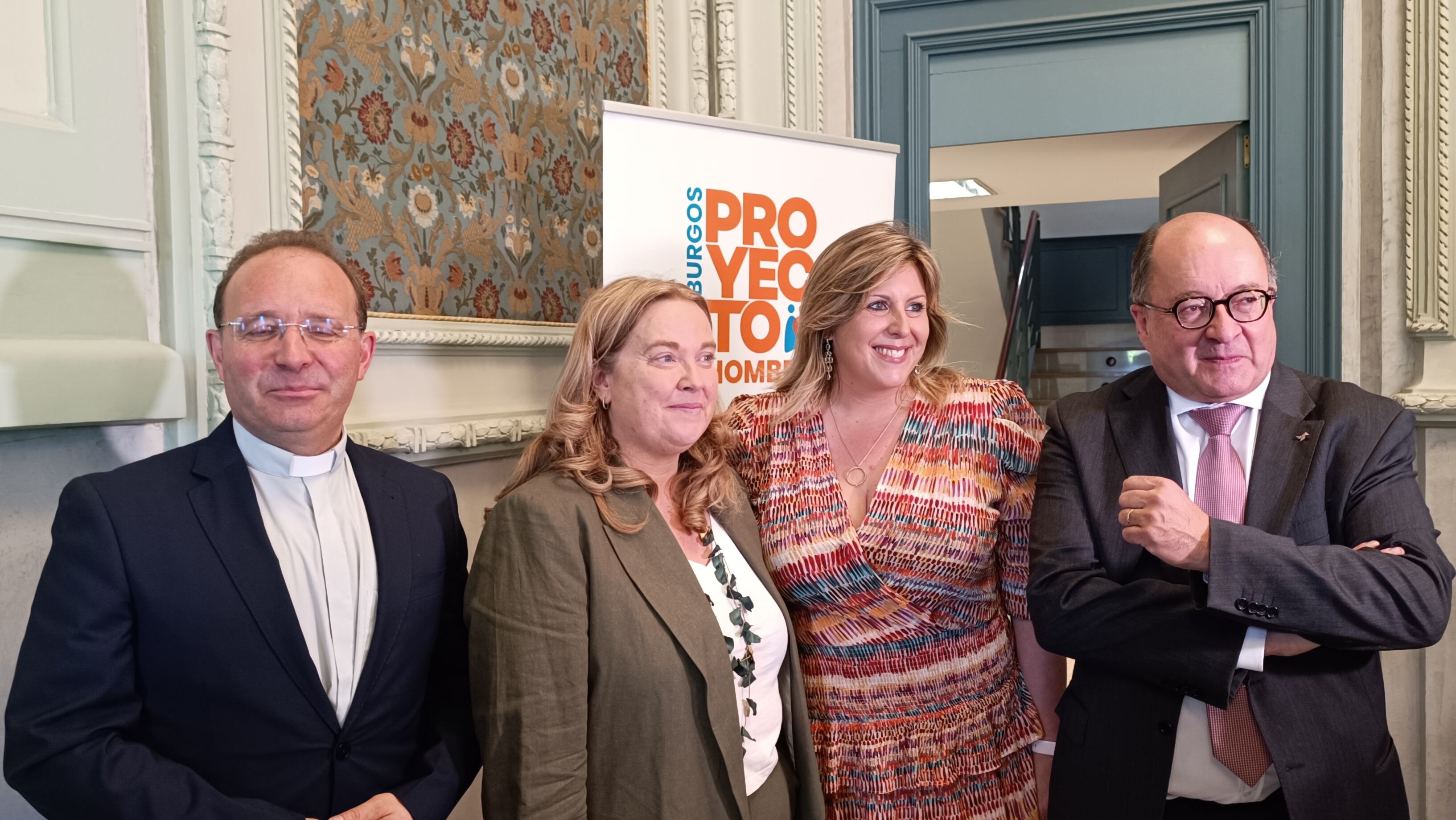 De dcha a izda: el presidente de la Asociación Proyecto Hombre, Manuel Muiños, la presidenta de Proyecto Hombre Burgos, Marta González, la alcaldesa, Cristina Ayala y el Vicario general de la Iglesia, Carlos Izquierdo Yusta