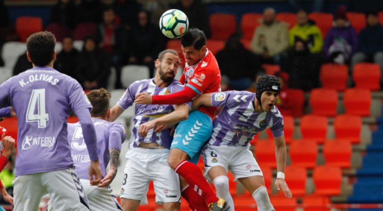 Josete ante tres jugadores del Valladolid