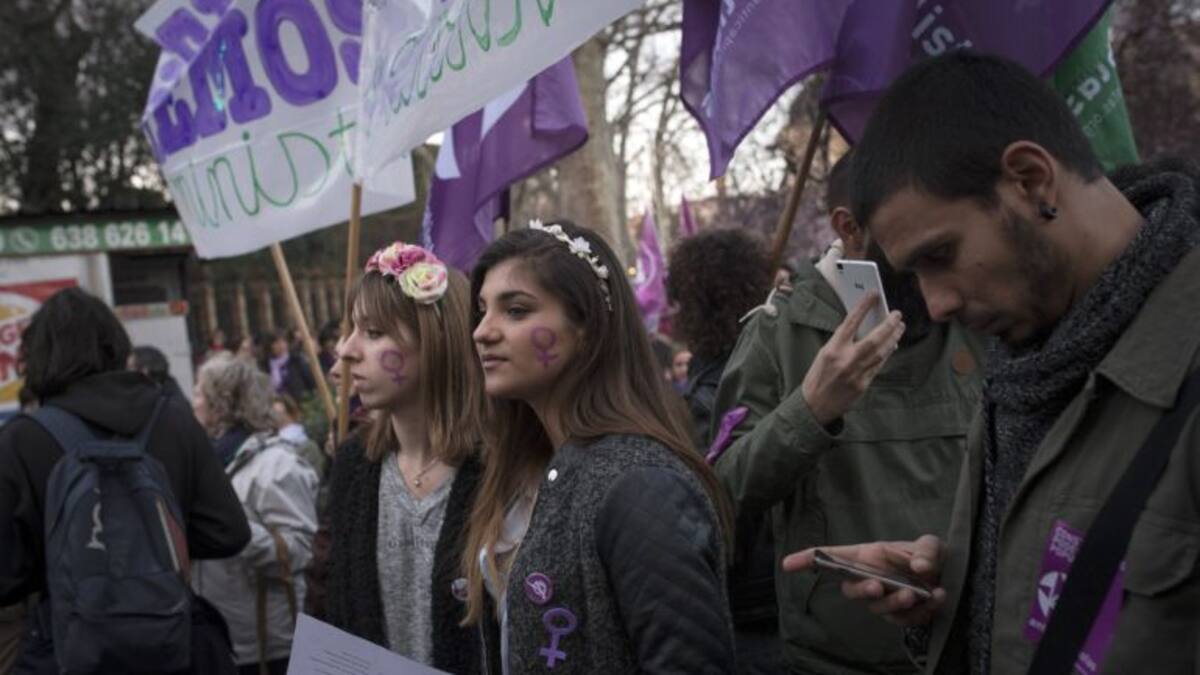 'Les dones paguen més pels texans, roba d'esport, joguines, ortopèdia, higiene personal, perruqueria...'