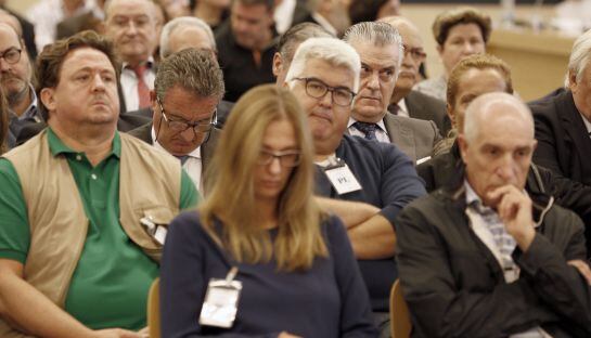 El extesorero del PP, Luis Bárcenas (d, detrás) y José Luis Peñas (i), exconcejal del PP de Majadahonda que denunció el caso Gürtel