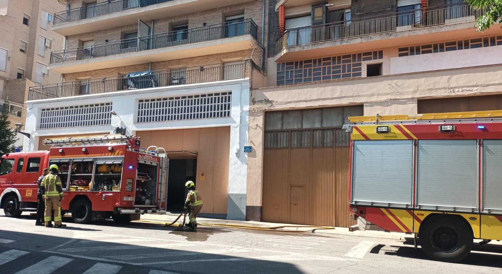 Imagen de la intervención de los bomberos en este inmueble en el barrio de Santa Bárbara en Barbastro.