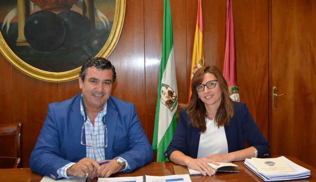 La delegada del Estado de la Zona Franca de Cádiz, Victoria Rodríguez, con su antecesor, Alfonso Pozuelo