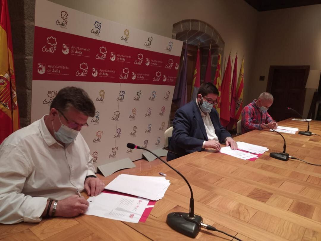 Un momento de la firma del convenio