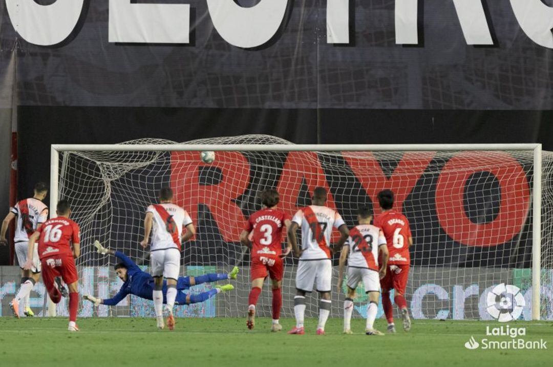 Villar convierte el segundo penalty en Vallecas.