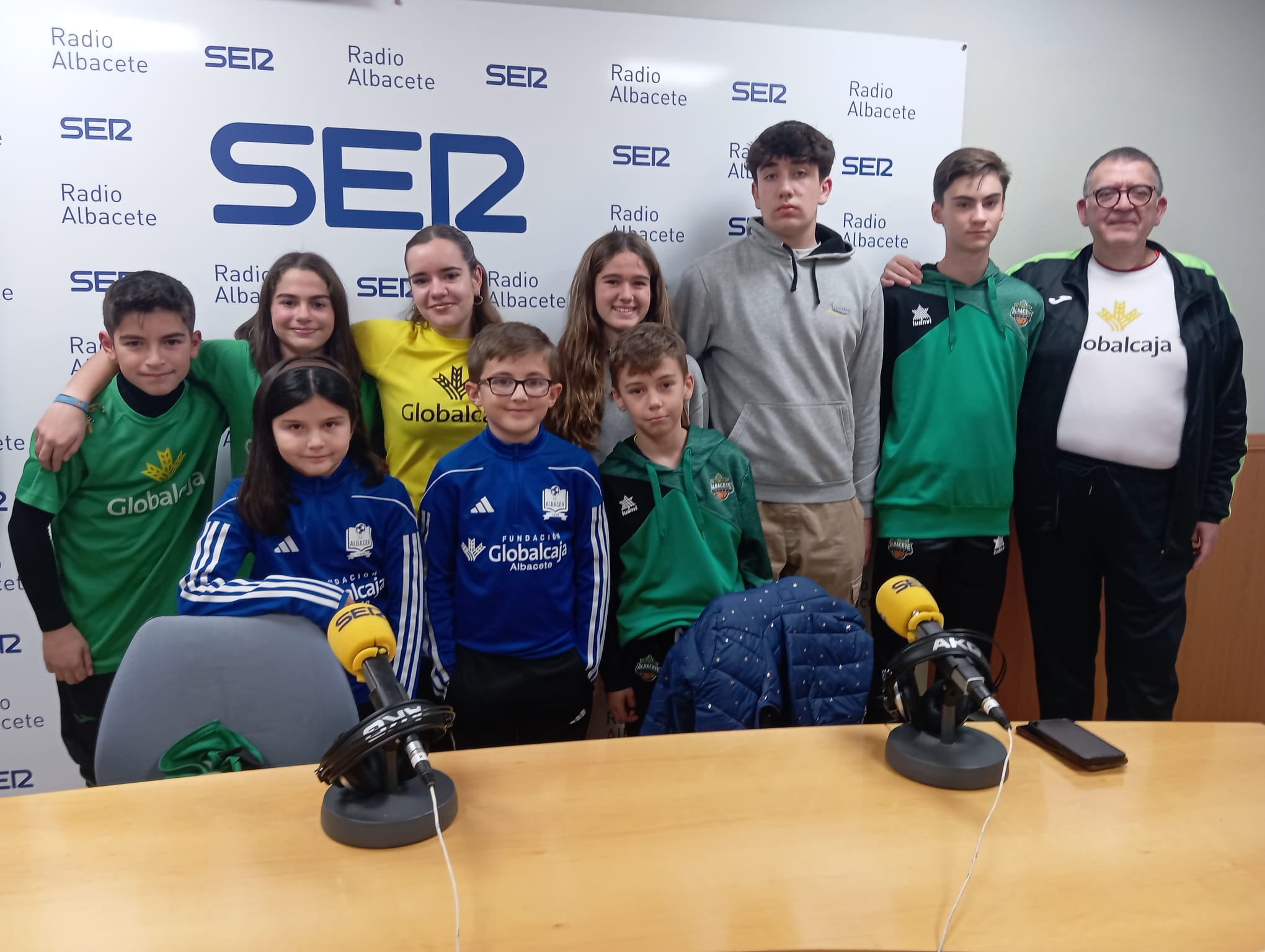 Niños que forman parte de las diferentes escuelas deportivas de Globalcaja posan en Radio Albacete