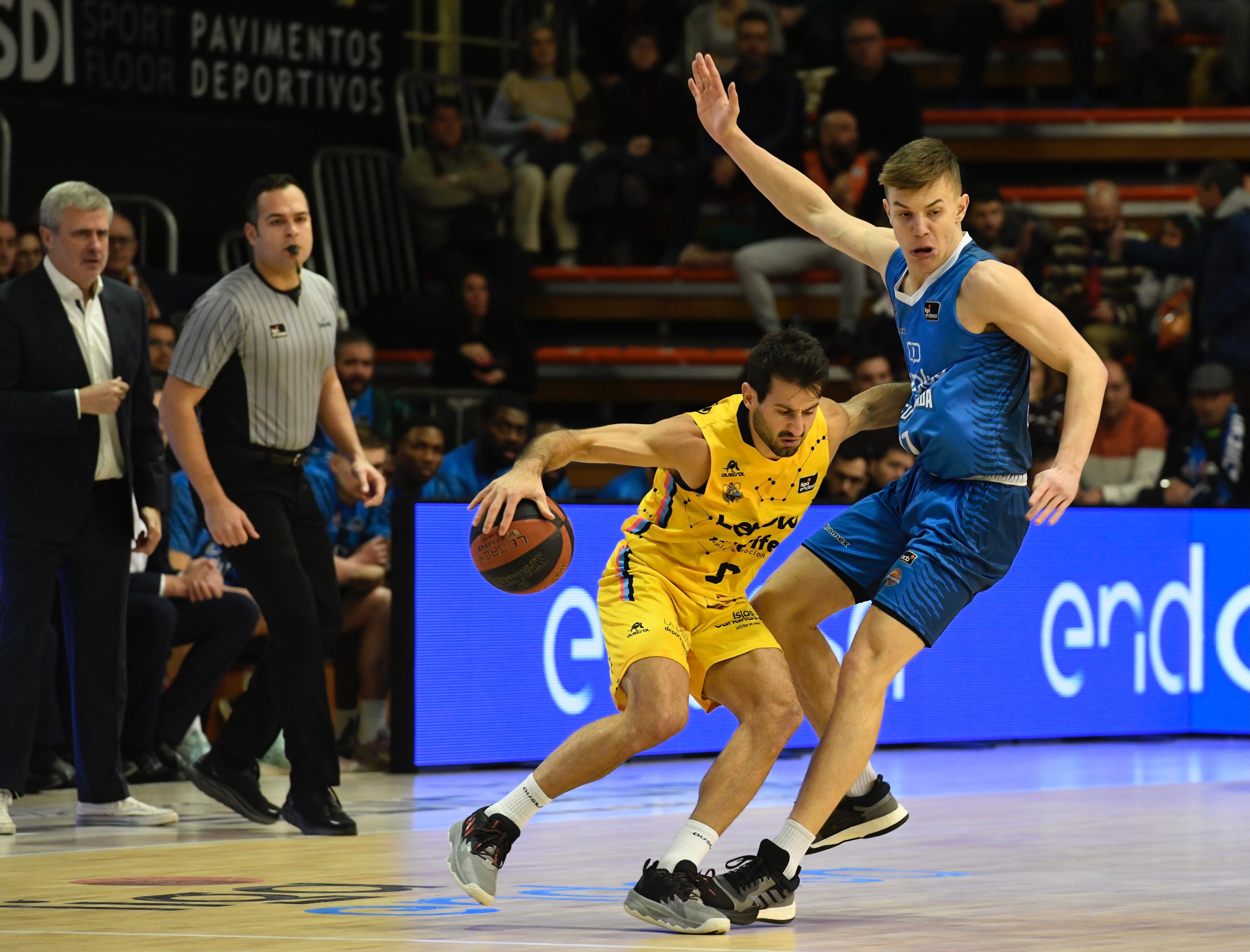 FUENLABRADA, 28/01/2023.- El jugador del Fuenlabrada, Marc García (i), con el balón ante el escolta finlandés de Lenovo Tenerife, Sasu Salin, durante el encuentro correspondiente a la fase regular de la Liga Endesa disputado hoy sábado en el Pabellón Fernando Martín de Fuenlabrada. EFE / Victor Lerena.