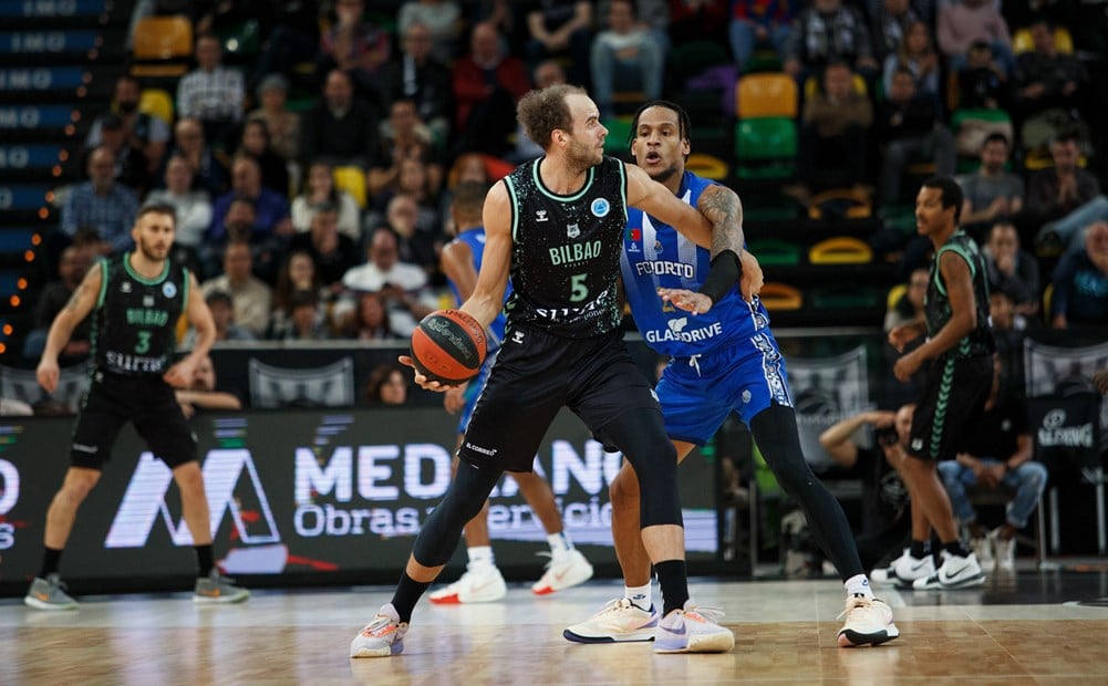 Denzel Andersson protege el balón ante un jugador del Porto durante el partido de FIBA Europe Cup disputado este miércoles en el Bilbao Arena