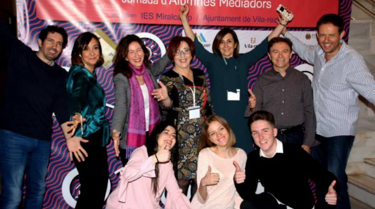 Imagen de algunos alumnos mediadores y parte del equipo docente del I.E.S Parque Goya durante unas jornadas sobre excelencia educativa celebradas en Castellón el pasado febrero.