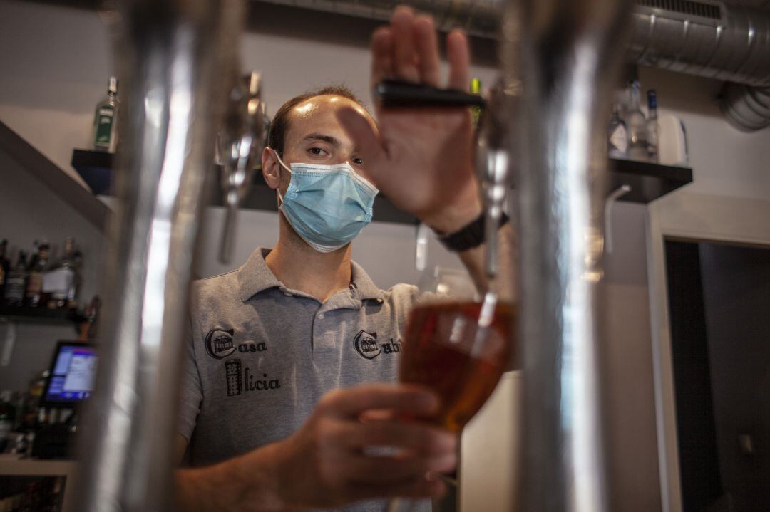 Un camarero sirviendo una cerveza