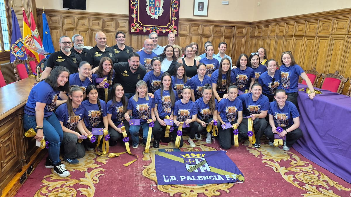 El Ayuntamiento entrega la Banda de la Mujer Palentina al CD Palencia de Fútbol Femenino tras su ascenso a Tercera División
