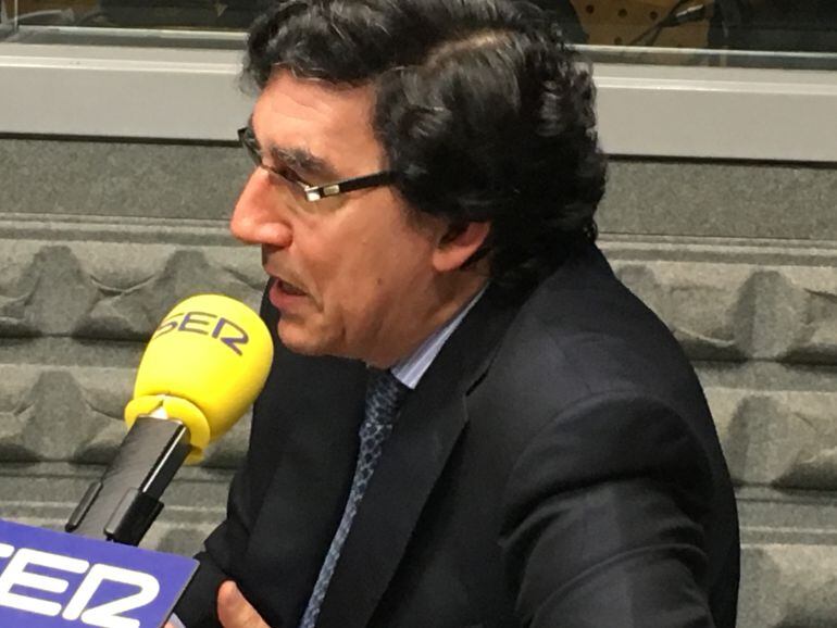 El Delegado Territorial de la Xunta de Galicia en Vigo, Ignacio López Chaves, durante una entrevista en Radio Vigo.