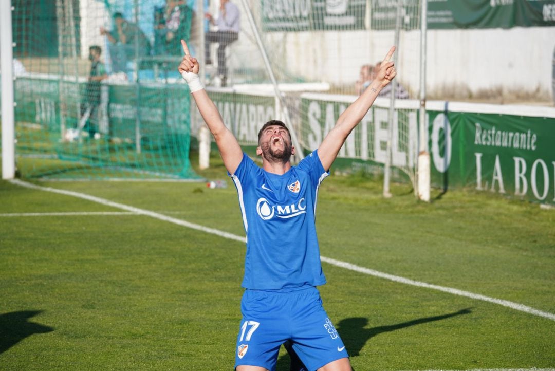 José Cruz celebra el gol, ante el Sanluqueño, con dedicatoria al cielo