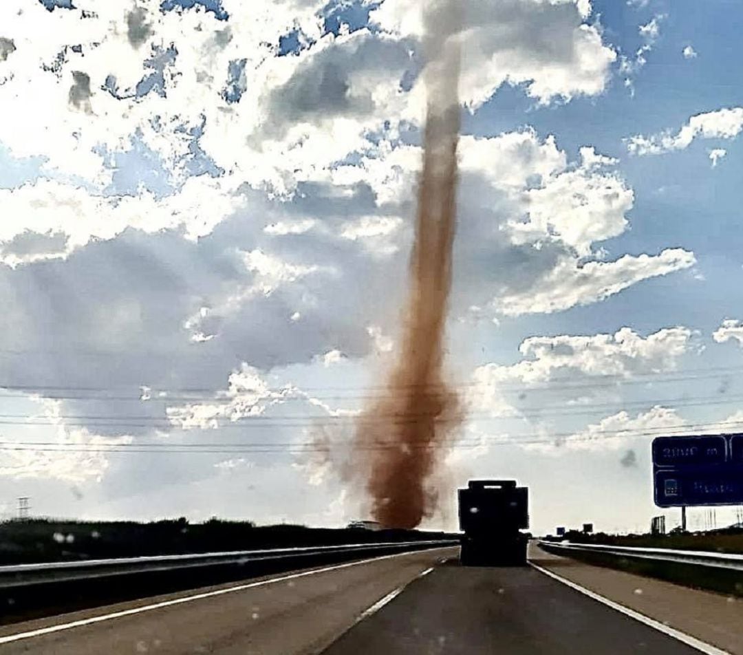 Tornado visto desde la A-23, a la altura de Caudé (Teruel)