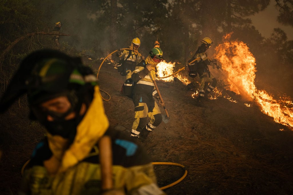 Trabajadores de la UME tratan de extinguir un incendio.