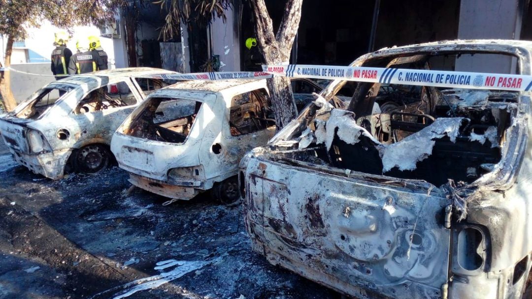 Coches calcinados en el incendio