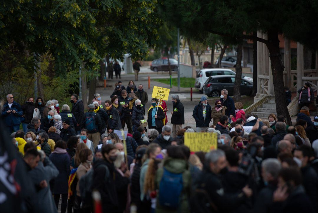 Varias personas participan en una manifestación contra el establecimiento de un 25% de castellano en las escuelas catalanas, frente a la escuela Turó del Drac