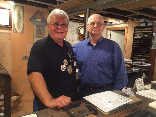 Richard Rutledge y Ken Kulakowsky, republicano y demócrata, en el Heritage Press Museum de Lancaster