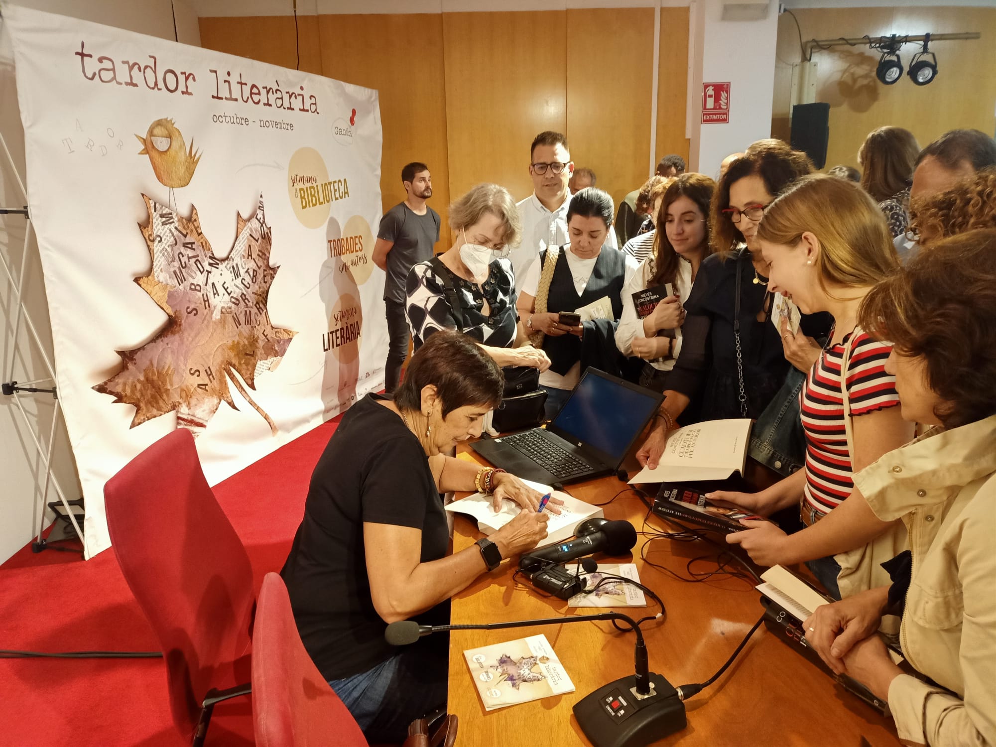 Los lectores de Concostrina esperando a que les firme su libro.