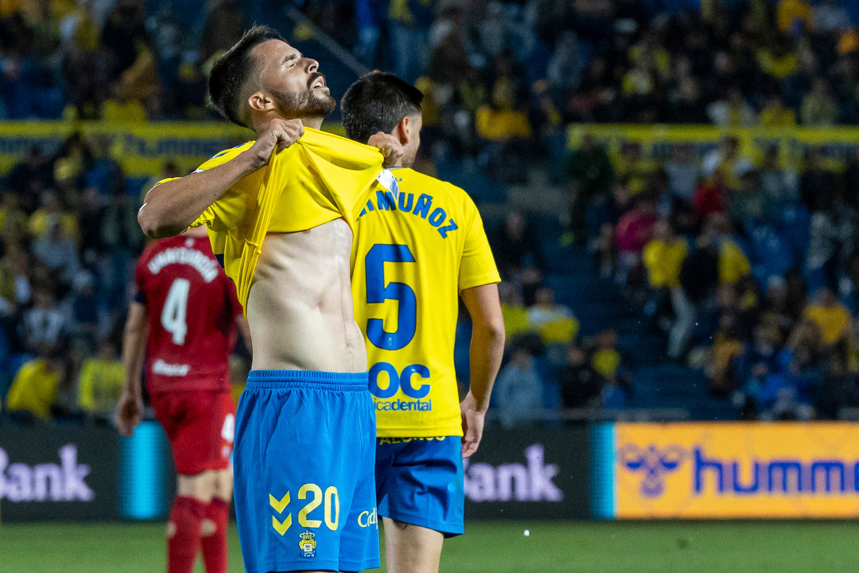 LAS PALMAS DE GRAN CANARIA, 25/02/2024.- El jugador de Las Palmas Kirian Rodríguez, al final del partido de Liga que UD Las Palmas y CA Osasuna disputan este domingo en el estadio de Gran Canaria. EFE/Quique Curbelo
