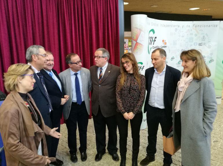 Representantes de Csif y responsables de la consejería de Educación momentos antes del comienzo de la jornada sobre el nuevo modelo de plurilingüismo