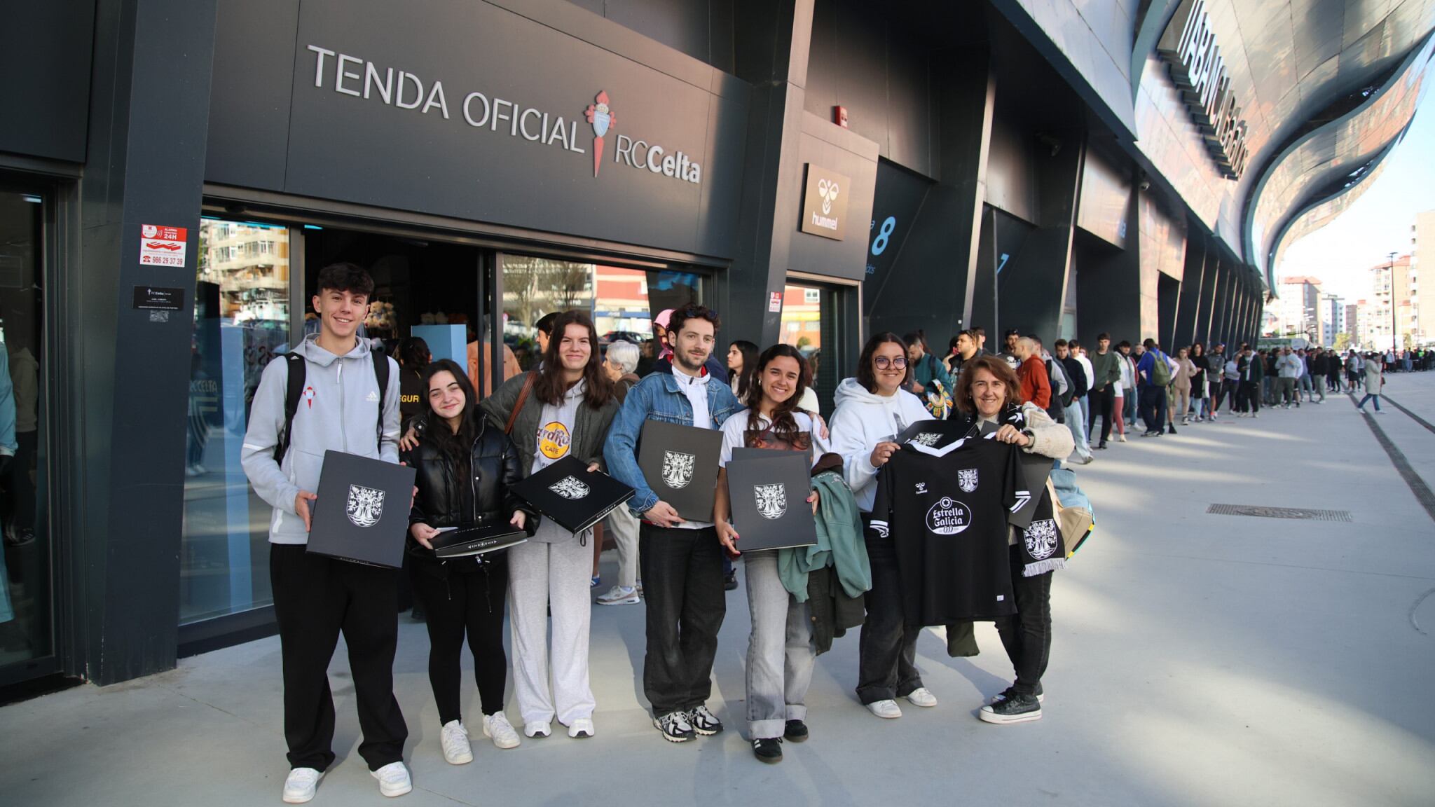 Aficionados que consiguieron adquirir la nueva camiseta del Celta