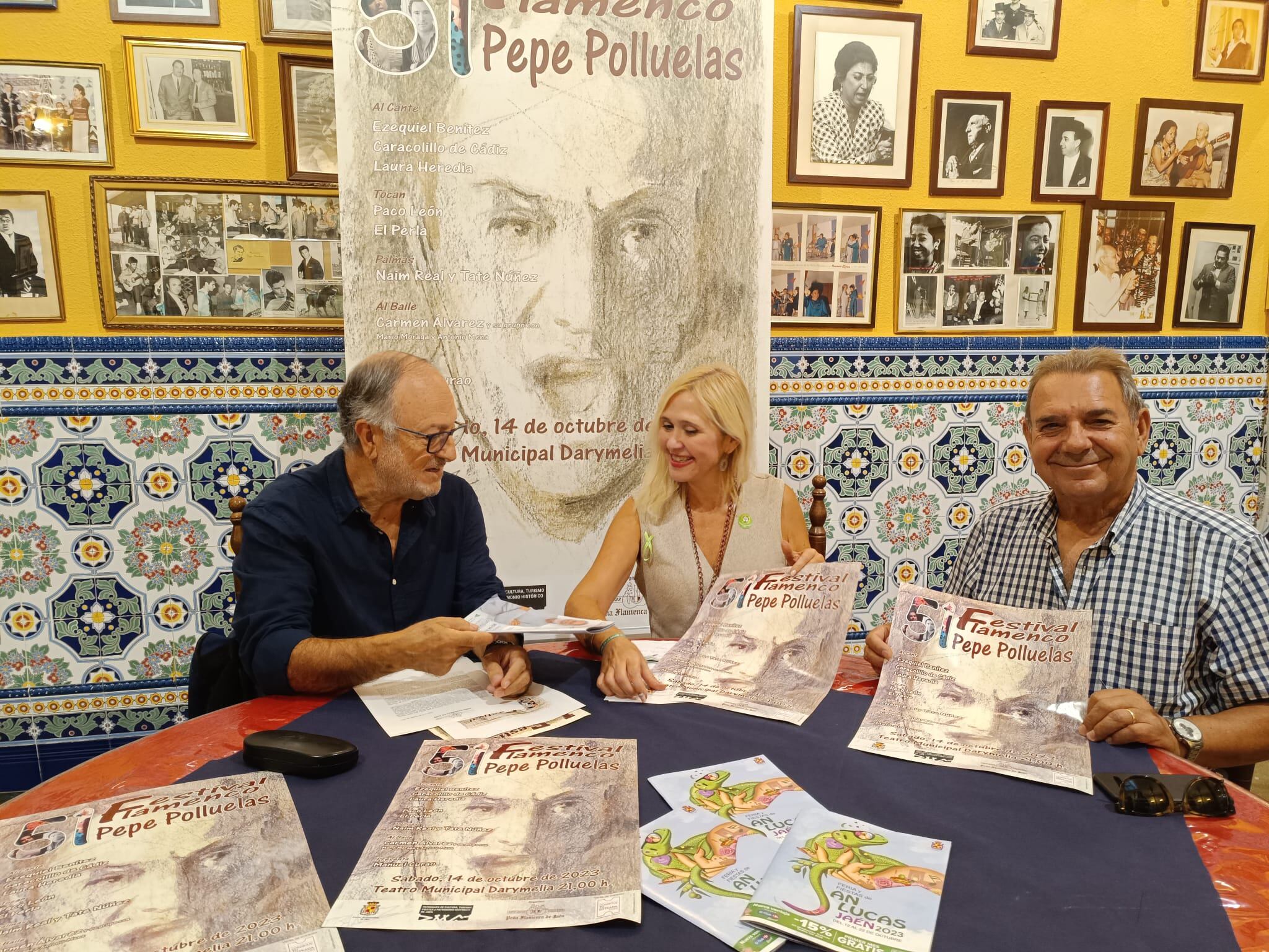 La concejal de Cultura, Festejos y Patrimonio Histórico, MaríaEspejo junto al presidente de la Peña Flamenca de Jaén, Alfonso Ibáñez, y el
vocal artístico, Isidro Cabrera, durante la presentación del Festival Flamenco Pepe Polluelas.