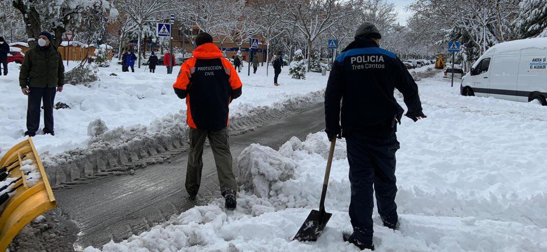 Operarios municipales limpian las calles