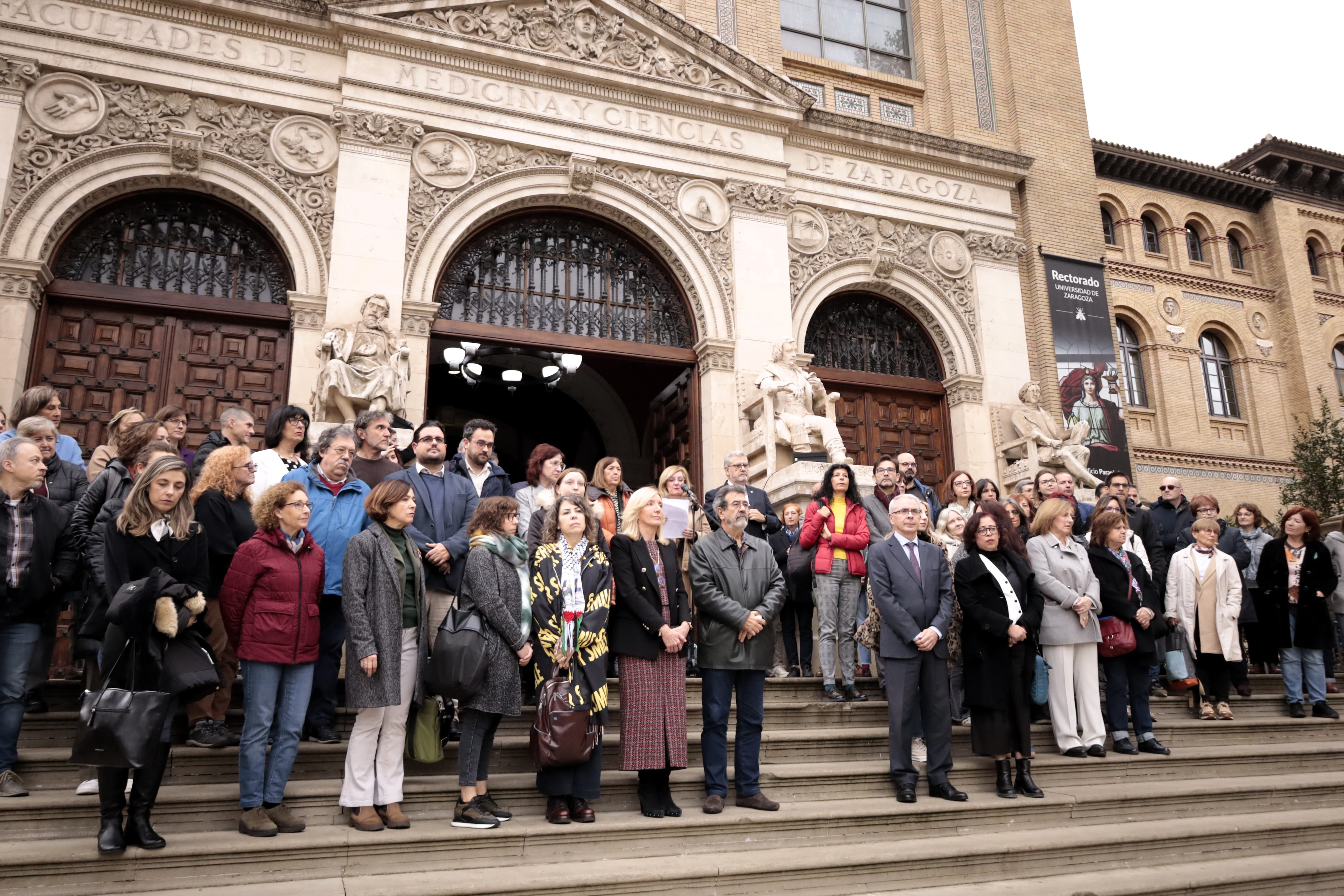 Docentes y personal de la Universidad de Zaragoza han guardado un minuto de silencio por el 25N