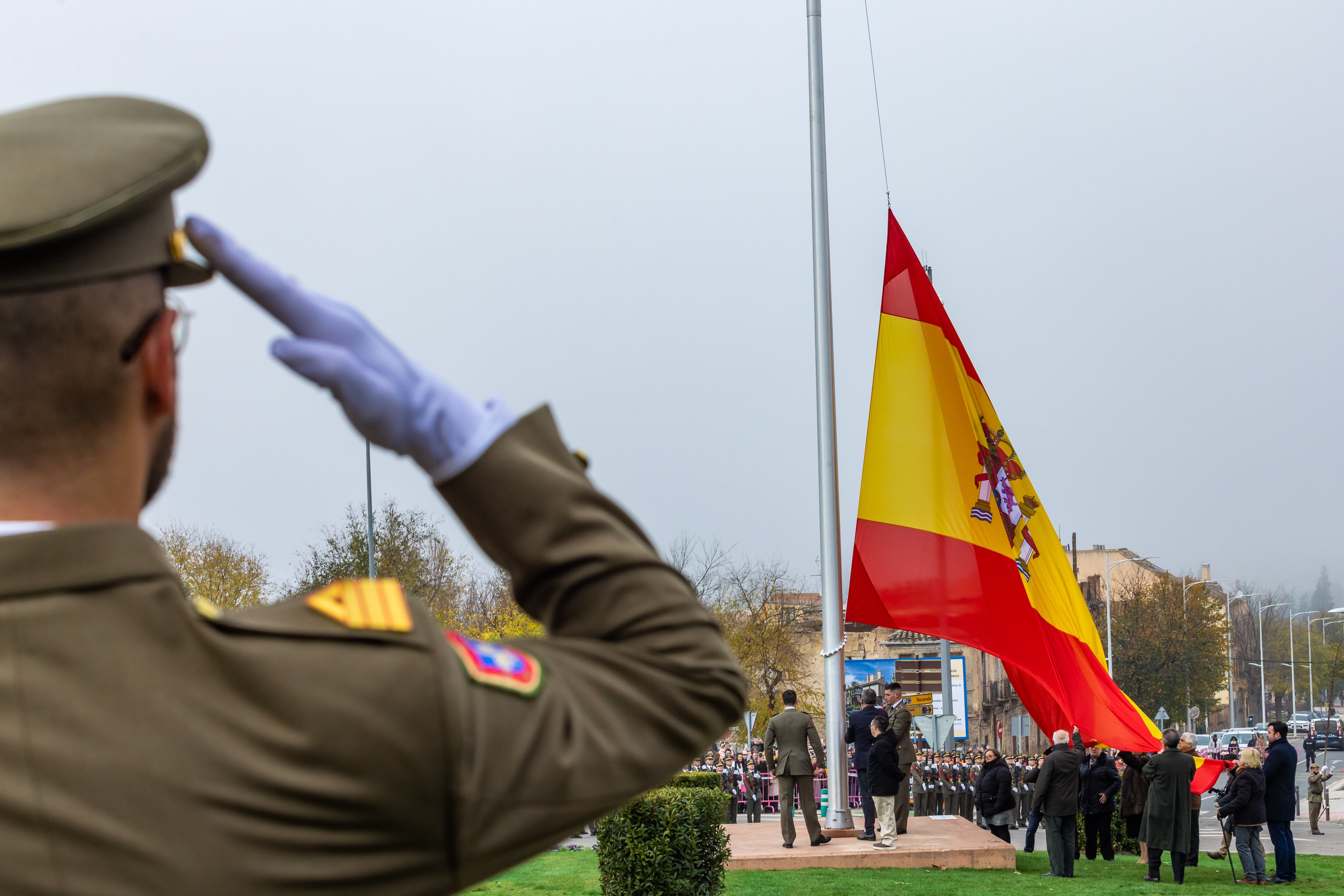 Un sargento primero del Ejército de Tierra realiza el saludo durante el arriado de bandera este domingo en Toledo