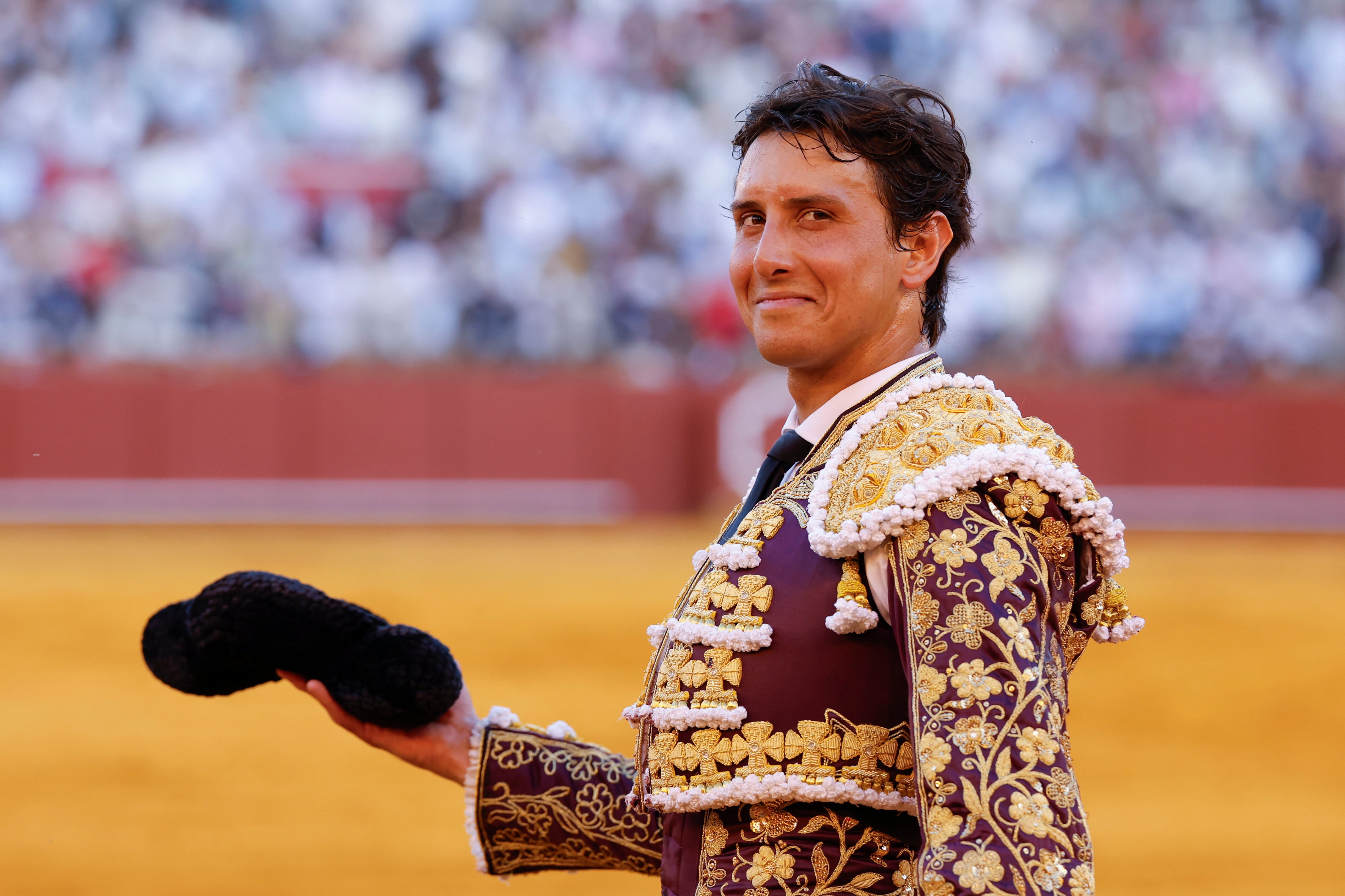 SEVILLA, 05/04/2026.- El diestro Roca Rey a la finalización de su faena al segundo de su lote durante la corrida celebrada este domingo en la plaza de toros de La Maestranza, en Sevilla. EFE / Julio Muñoz.