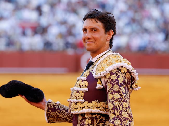 SEVILLA, 05/04/2026.- El diestro Roca Rey a la finalización de su faena al segundo de su lote durante la corrida celebrada este domingo en la plaza de toros de La Maestranza, en Sevilla. EFE / Julio Muñoz.