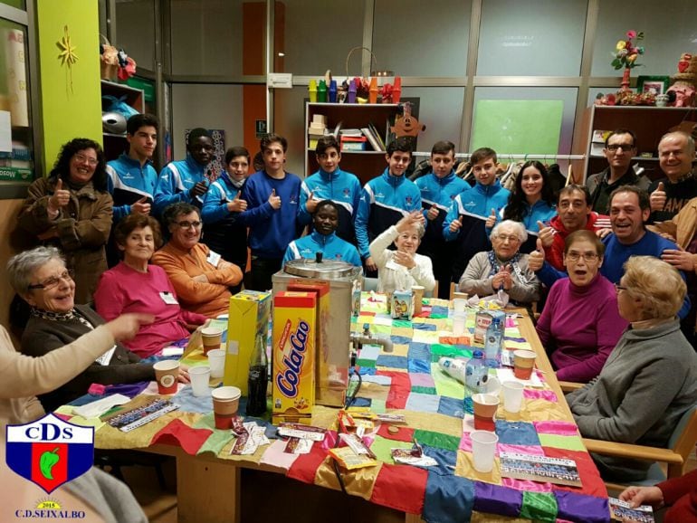 El equipo juvenil mixto del C.D. Seixalvo, en una jornada del proyecto ¨O Abrazo do Fútbol ¨