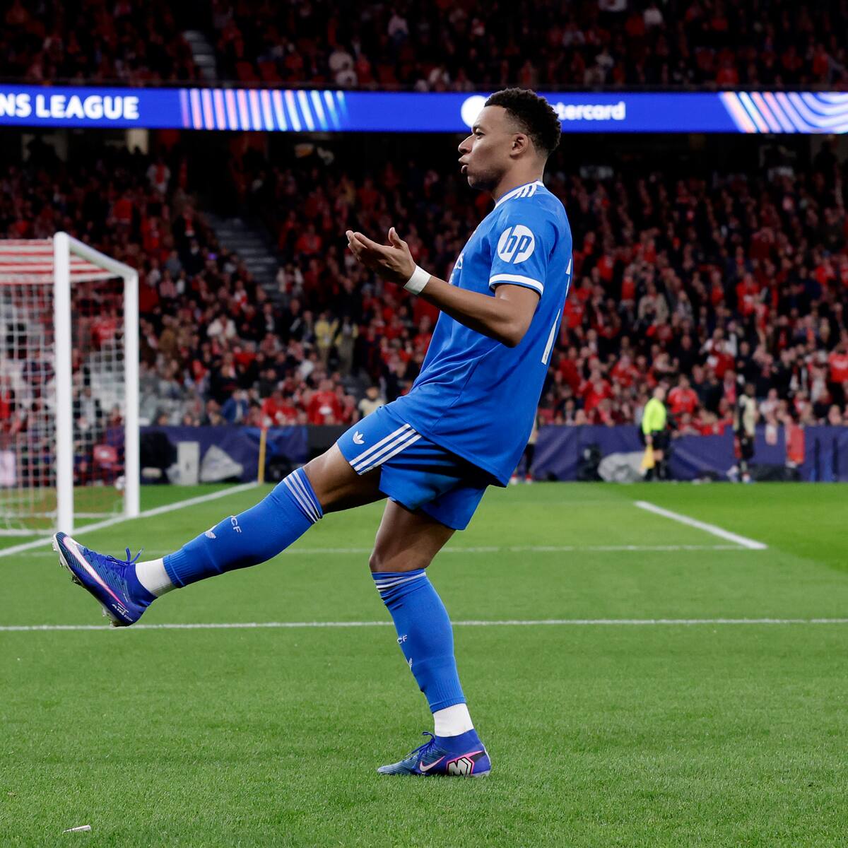 El enigma de la rodilla de Mbappé y por qué nadie sabe lo que tiene: "Ha dejado en ridículo a su entrenador"