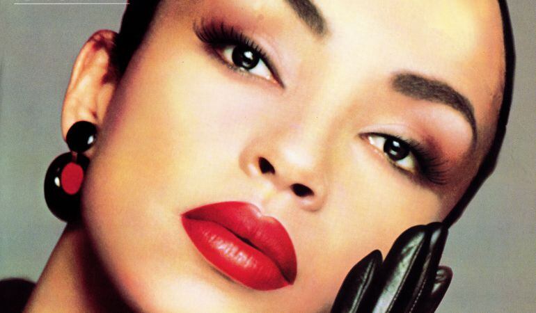 Sade quería ser diseñadora de moda pero el placer de componer la convirtió en líder de su grupo y reina de las listas de éxitos en los años 80