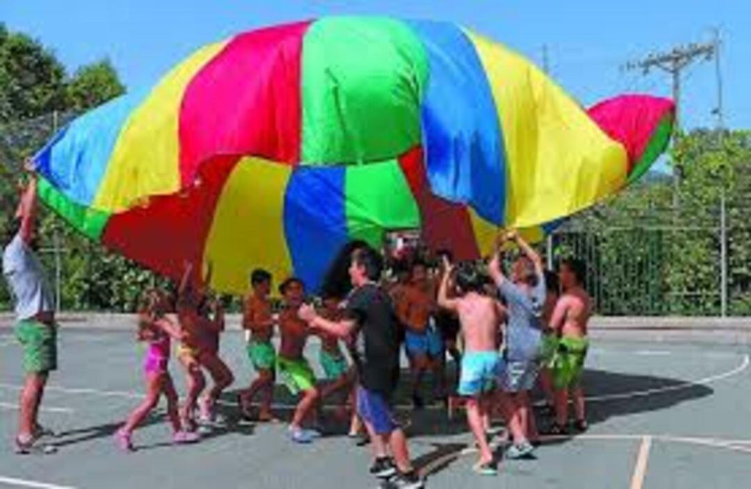 Niños y niñas disfrutando del juego durante el programa Solas Jolas. 