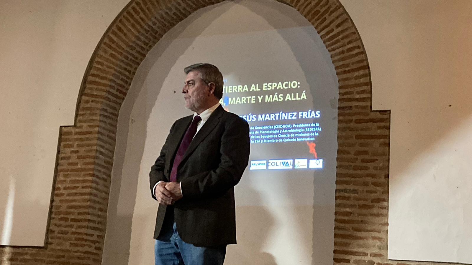 Imagen de Jesús Martínez Frías, durante una conferencia impartida en el Auditorio Inés Ibáñez Braña de Valdepeñas (Ciudad Real)