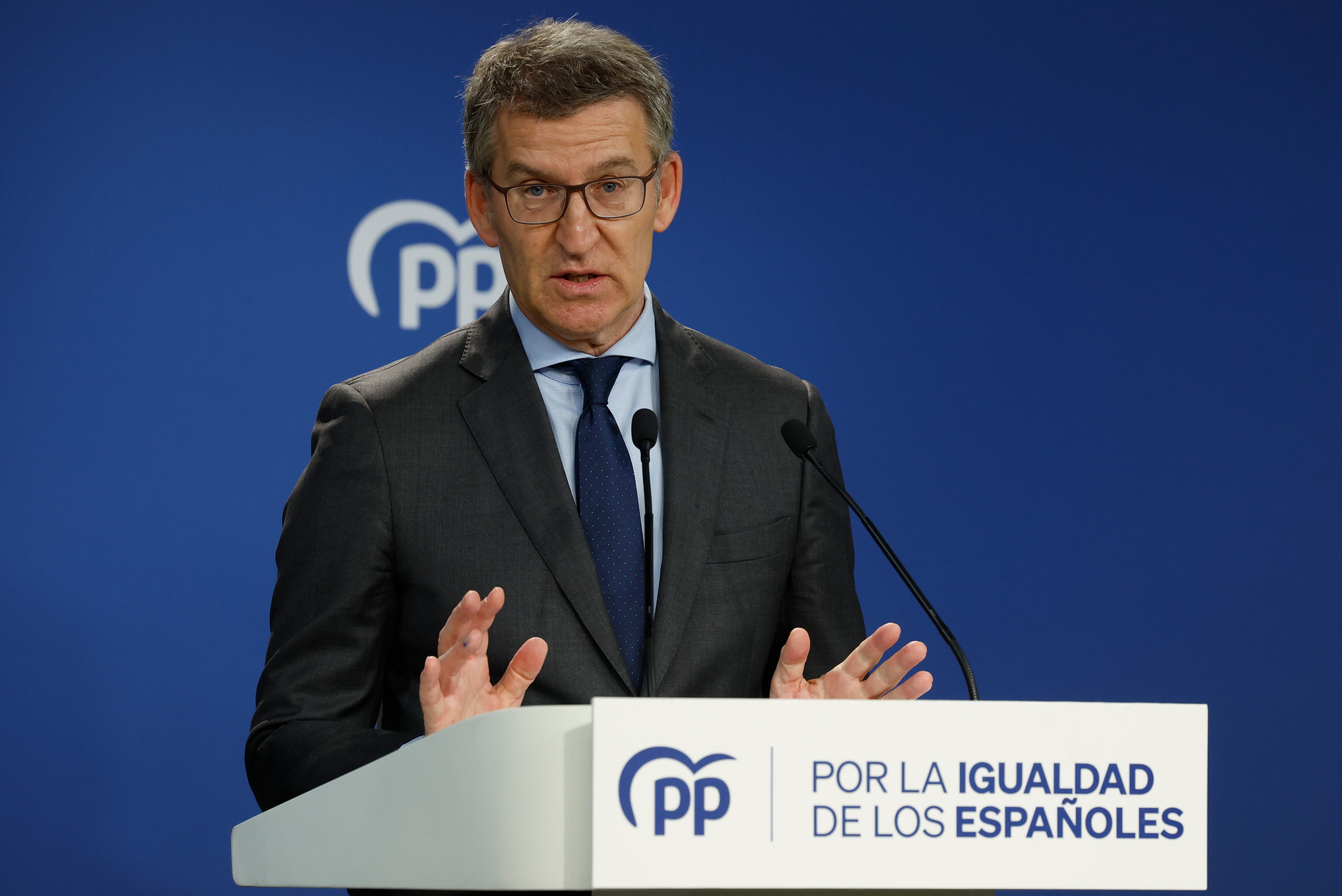 El líder del PP, Alberto Núñez Feijóo durante la rueda de prensa ofrecida en la sede de la formación