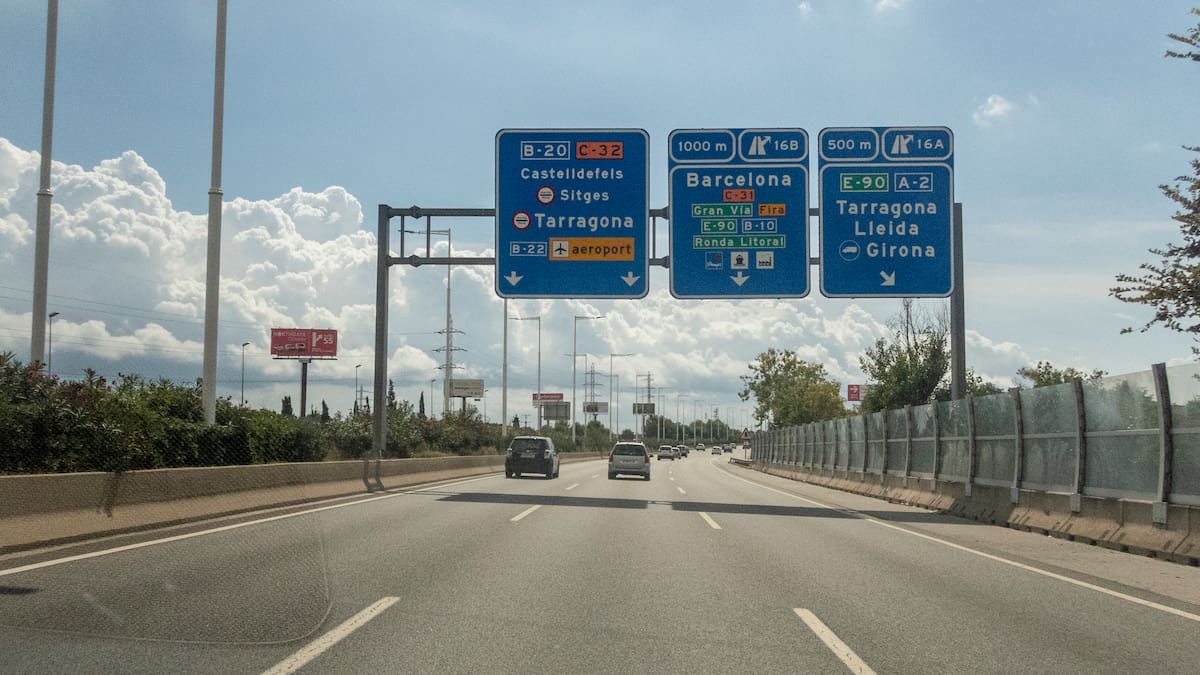 Reportatge de l'Aquí Catalunya | Sis multes al dia per conduir pel carril central de les autovies i autopistes