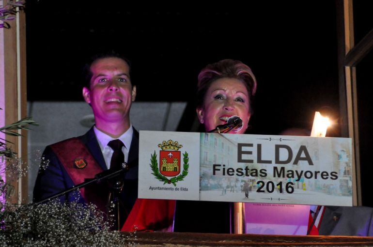 Elisa Beltrán durante su pregón junto al alcalde de Elda, Rubén Alfaro 