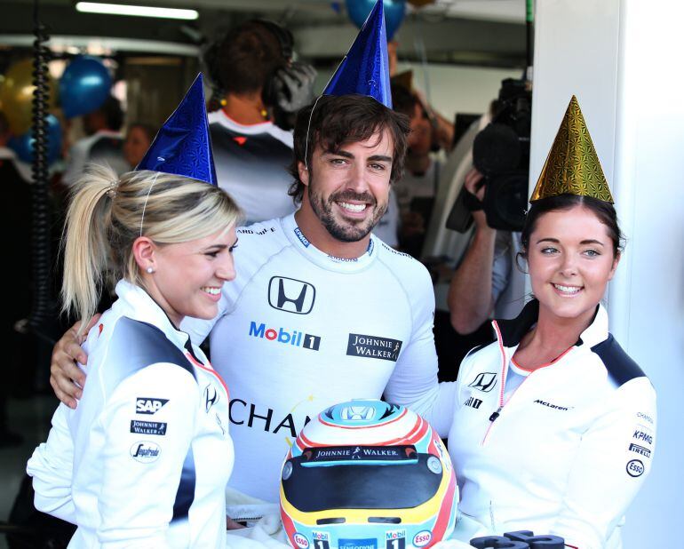 Fernando Alonso celebra su 35 cumpleaños en el paddock de McLaren