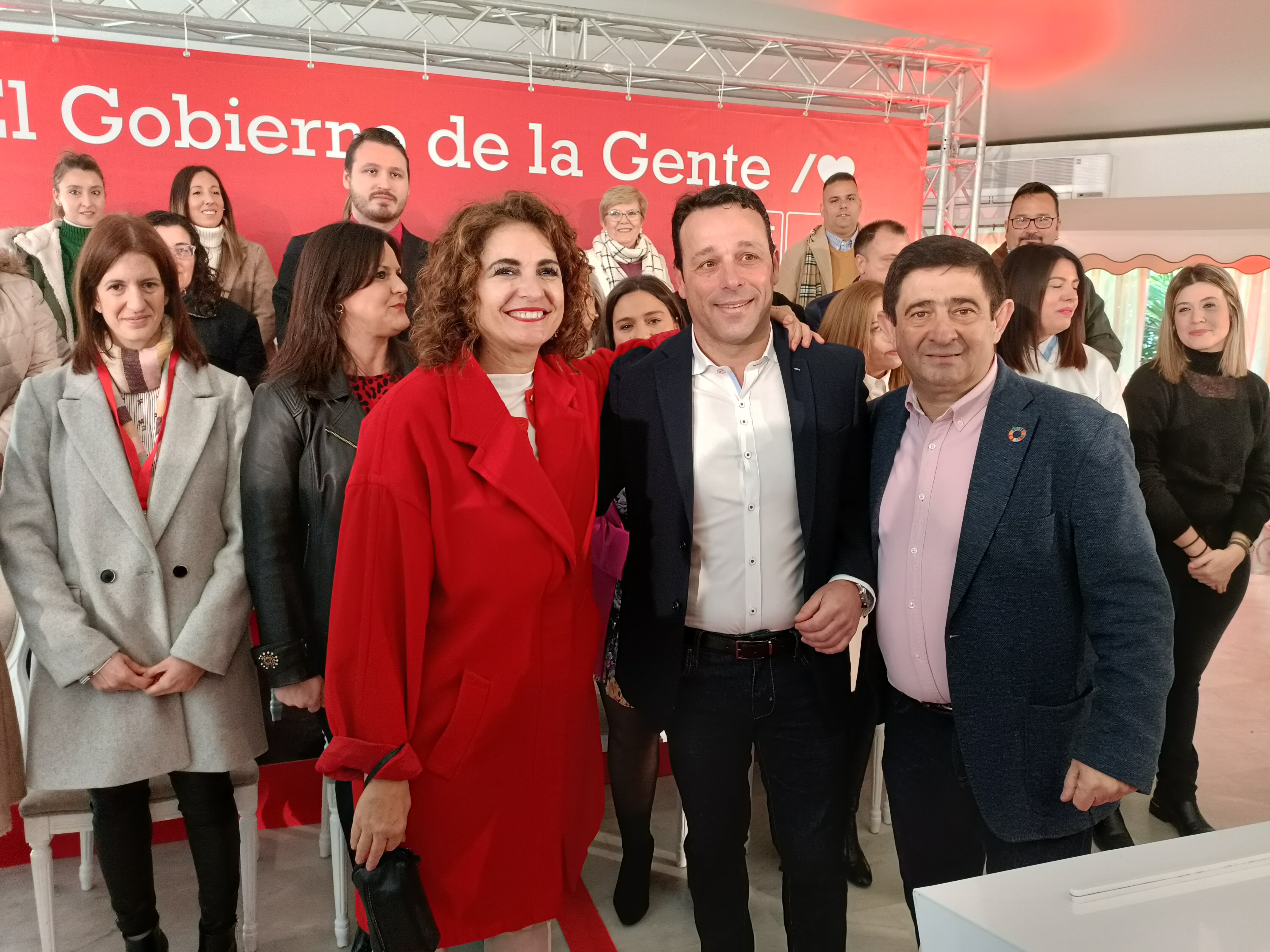 María Jesús Montero, Javier Perales y Francisco Reyes en la presentación de la candidatura del PSOE de Linares para las elecciones municipales 2023